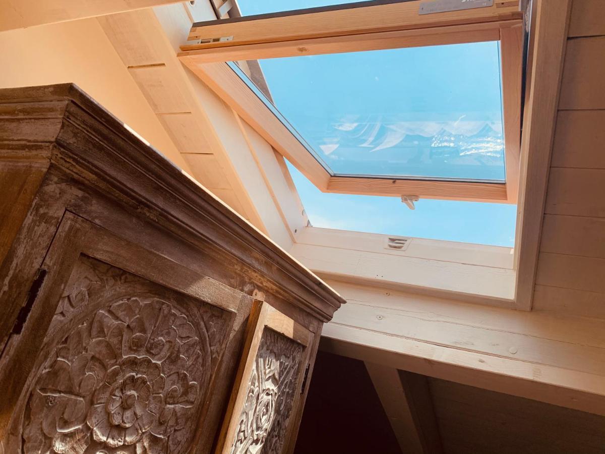 Charming Attic Apartment With Balcony & Swimming Pool Дезенцано-дель-Гарда Экстерьер фото