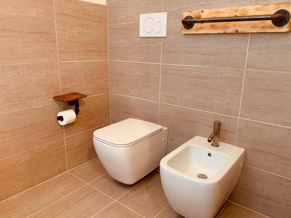 Charming Attic Apartment With Balcony & Swimming Pool Дезенцано-дель-Гарда Экстерьер фото