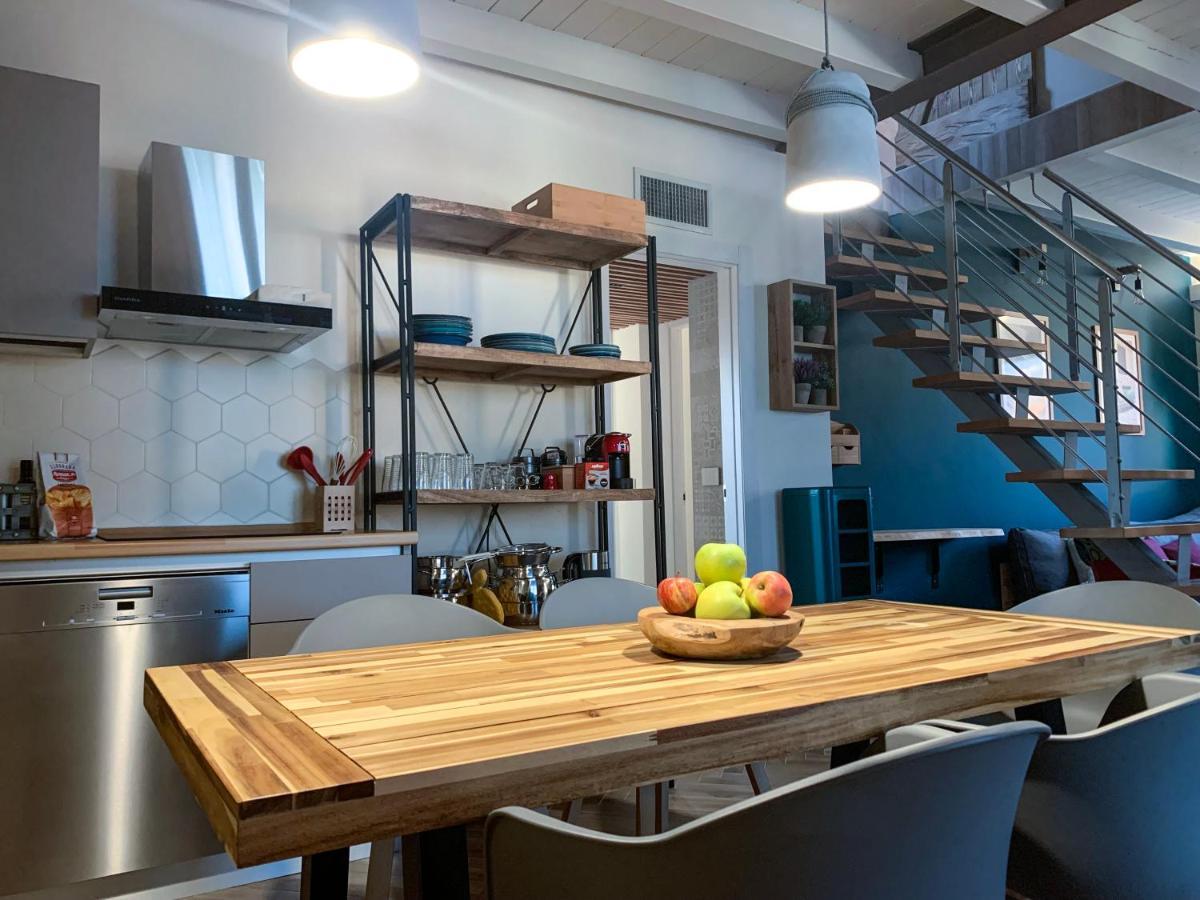 Charming Attic Apartment With Balcony & Swimming Pool Дезенцано-дель-Гарда Экстерьер фото
