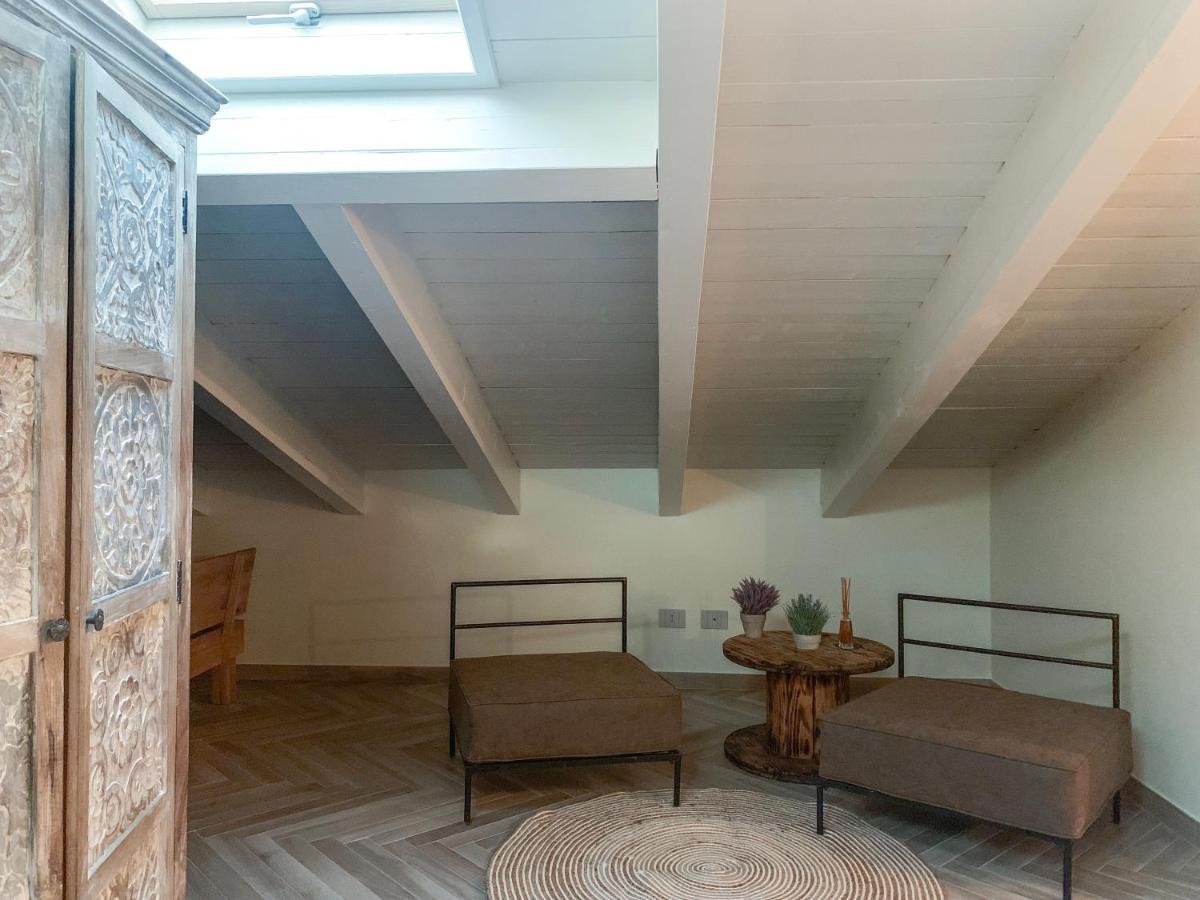 Charming Attic Apartment With Balcony & Swimming Pool Дезенцано-дель-Гарда Экстерьер фото