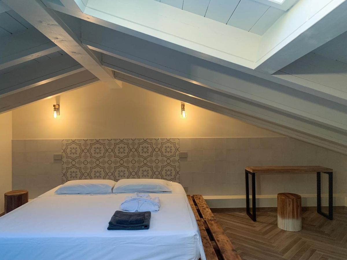 Charming Attic Apartment With Balcony & Swimming Pool Дезенцано-дель-Гарда Экстерьер фото